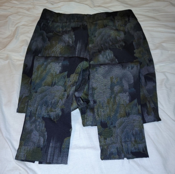 NWOT Women's Multicolor Camo Leggings Size M, Make a Offer! - Picture 3 of 4